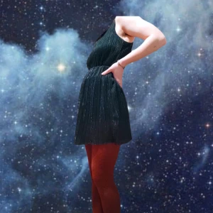 Glittrig blå klänning - Ska nog egentligen gå till knäna då den ska passa för äldre barn. Men om man är fine med att den är lite kortare (som på bilden(jag är 157)) så är den väldigt fin. Men jag har inte använt den på väldigt länge. Så säljer därför.