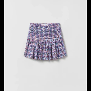 Zara kjol - Så fin kjol från Zara! Tyvärr lite för liten på mig. Passar en 34/32 eller XS/liten S!😇