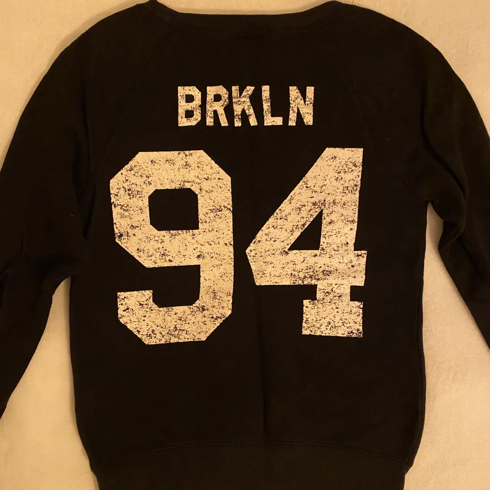 Svart sweatshirt med tryck från h&m. Använt skick men inga hål eller liknande. Storlek xs, säljer för 40kr + frakt💕. Hoodies.