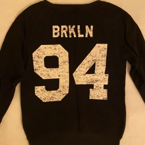 Sweatshirt - Svart sweatshirt med tryck från h&m. Använt skick men inga hål eller liknande. Storlek xs, säljer för 40kr + frakt💕