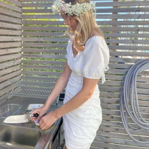 Vit klänning - Säljer denna SUPER fina klänning från Dennis maglic. Slutsåld på hemsidan. Köpte i två storlekar men den andra satt bättre så denna är endast testad. Skriv för fler bilder🫶🏻