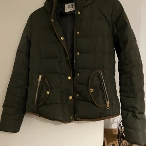 Mörkgrön Höstjacka  - Mörkgrön Höstjacka i använd skick från vero Moda.