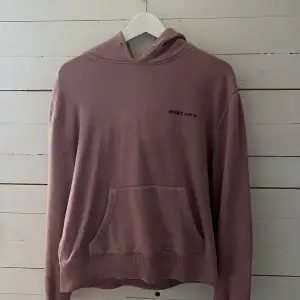 En väldigt fin rosa Axel Arigato Hoodie i storlek M. Den är använd Max 5 gånger. Jag har tagit ut snöret då jag tycker det är finare. En ny Axel Arigato Hoodie kostar 1900kr 💓