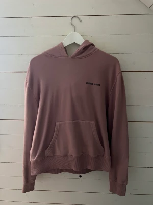 Axel Arigato Hoodie  - En väldigt fin rosa Axel Arigato Hoodie i storlek M. Den är använd Max 5 gånger. Jag har tagit ut snöret då jag tycker det är finare. En ny Axel Arigato Hoodie kostar 1900kr 💓