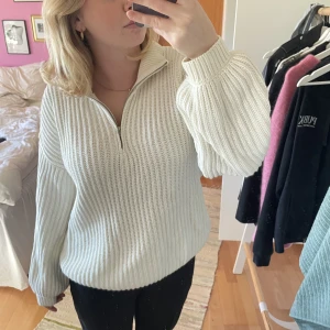 Vit stickad tröja  - En vit stickad tröja från NA-KD med ballong ärmar och silverdetaljer. Ganska tung i materialet. 