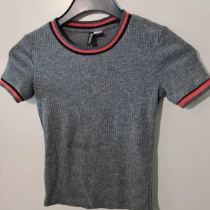 Tshirt - Grå tshirt från hm