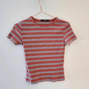 T-shirt croppad - Croppad randig t-shirt, supersnygg men för liten för mig. Hör av dig om du har frågor!