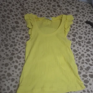 Zara topp - En stockholmstil gul linne. Skulle säga att den passar jeans eller en kofta men den är lätt o styla ändå. Gratis frakt/möta i stockholm