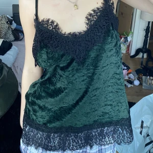 Linne i sammet - Snyggt linne i sammet. Kommer tyvärr inte till användning hos mig