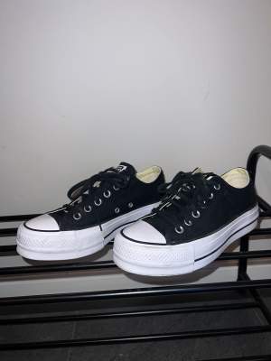 Nästintill oanvända skor från Converse med platå i strl 38  Nypris ca 800kr