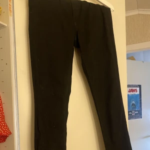 Svart skinny jeans från H&m - Svarta skinny jeans från hm i storlek 38, mer som S. Bara provat 