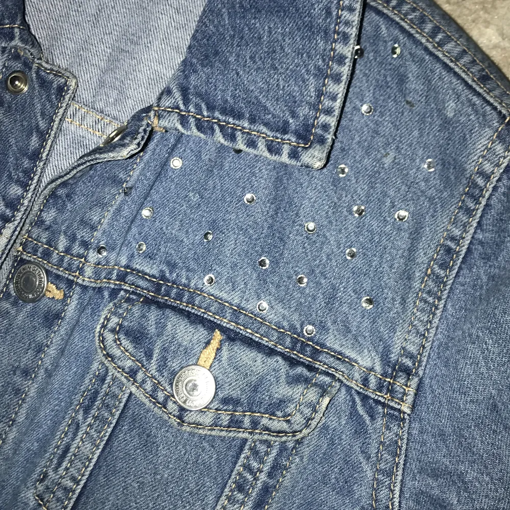  Jätte Sparanvänd jeans jacka med glitter diamanter i jeansblå färg,  Stl 164 , 13-14 år. Jackor.