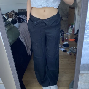 Snygga classy byxor! - Snygga väldigt luftiga härliga byxor perfekta för sommaren eller våren! Går att ha både lågmidjat eller högmidjat beroende på preferens😇🔥 De är i XS men jag har 36 i byxor