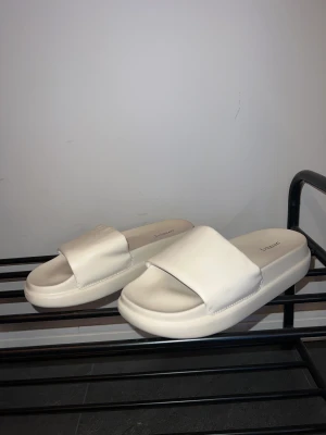 Tofflor från H&M - Helt oanvända tofflor från H&M i storlek 38/39