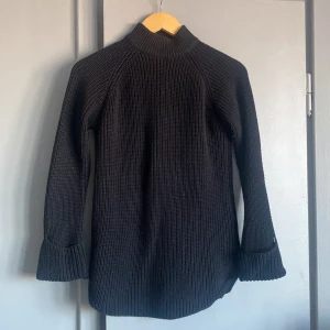 Stickad tröja - Svart stickad tröja i Stl s