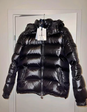 Moncler maya - Säljer min moncler maya, i princip ny tog fel storlek, kvitto medföljer.