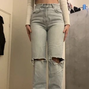Baggy Jeans - Lite stora i storlek. Ganska sköna. Har inte använt de så mycket. Det bara inte min stil. 