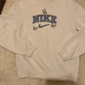 Vit Nike vintage sweatshirt! - Vit Nike vintage sweatshirt, använd men i fint skick, inga tydliga defekter   Passar ca storlek s-m (Pris kan diskuteras vid snabb affär)