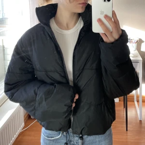 Svart vårjacka - En så snygg och behaglig höstjackan från Zara. Endast använd ett fåtal gånger. Helt perfekt inför hösten och så snygg modell!