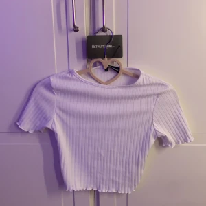 Ribbed crop top PLT - Vit ribbad cropped t-shirt, söt till sommaren och är helt oanvänd i storlek xs🤍 Bra material och helt okej stretch 🤍