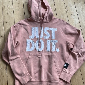 Nike hoodie  - Jag säljer en Nike just do it hoodie i väldigt bra skick. Storlek S