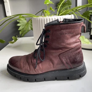 Kängor - Lätt fodrade kängor från TEN POINTS köpta för 1795kr! Färgen stämmer överens med hur de ser ut i verkligheten. Andvända ca 6 gånger. Jag har storlek 38 i skor men hade storlek 37 när de köptes. De är i äkta läder och luktar fortfarande fantastiskt! 