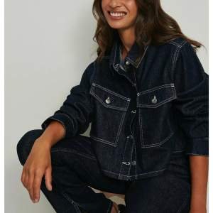 Jeans set från NAKD  Byxor med slits  Cropped jacka St 38 använd en gång 