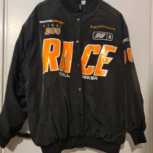 H&M jacka - Oanvänd bomberjacka från H&M i storlek XL