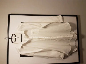 Lång Skjorta st XL Vit Bomull Freeguent - Oanvänt plagg, bara prövat. Lång Skjorta  100 % bomull, vit,  Lång 80 framme & 88 cm bak. 