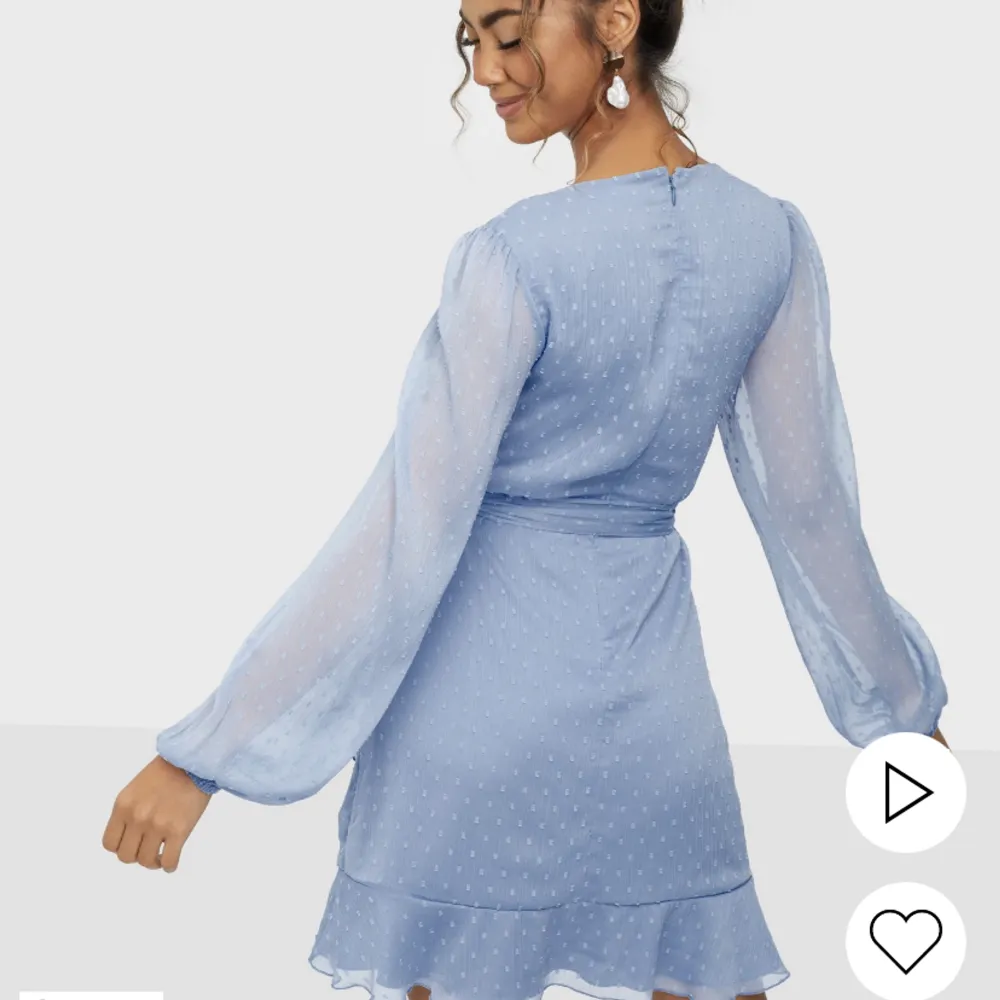 ”Stunning wrap dress” blå i storlek 34 från Nelly. Endast använd en gång. Köpt för 500 säljs för 100. 💕. Klänningar.