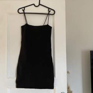 Fin basic svart klänning med spaghetti-straps.