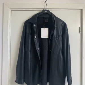 Skinblazer - Säljer denna perfekta blazer i skinnimitation eftersom den aldrig kom till användning