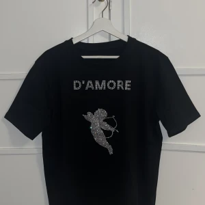D’AMORE UF  Rhinestone T-shirt  - Uf företag där vi säljer tröjor med rhinestonetryck! Begränsat antal! 