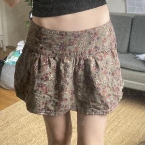 lågmidjad kjol - Lågmidjad Minikjol med coolt mönster! midjemåttet är ca 82cm, frakt ingår inte i priset! 💖