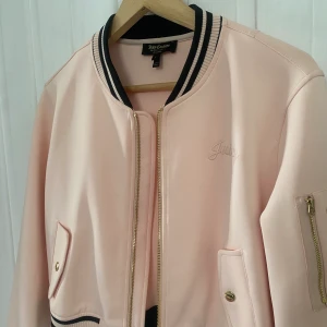 Juicy couture  - Juicy couture jacka/tröja, köpt i New York har aldrig kommit till användning! ⭐️