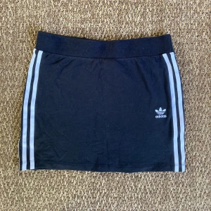 Adidas kjol  - Kort, tajt kjol från adidas (mycket stretch). 