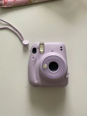 Instax mini 11 - Ny kamera som är använd 4 gånger. Finns 10 bilder i kameran nu!