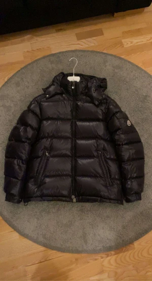 Moncler maya navy blue - Strl 5 Nyskick Kvitto och qr kod finns🌟