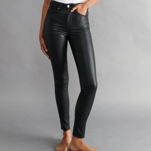 Molly jeans - Nytvättade från ett rökfritt hem, pälsdjur finns men inte på kläderna.  200 eller bud.