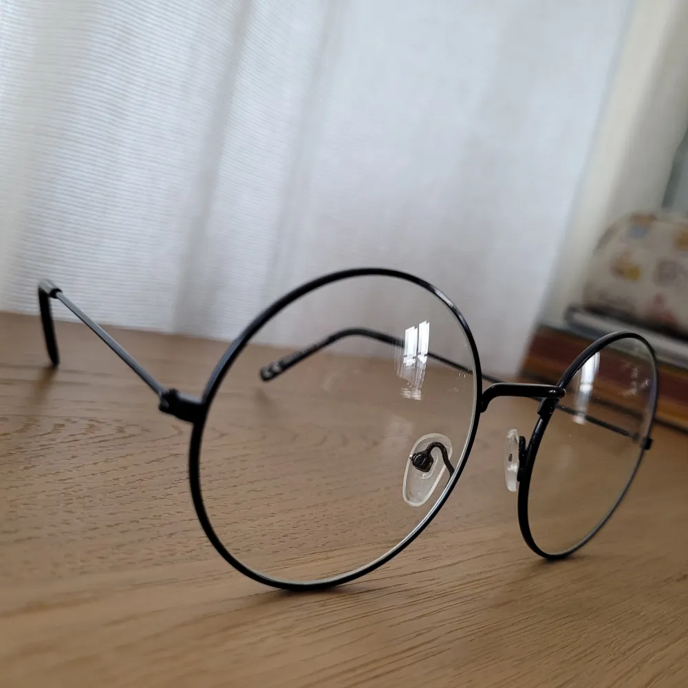 Imitation, runda glasögonbågar i koreansk stil. Kommer med liten påse🖤. Accessoarer.