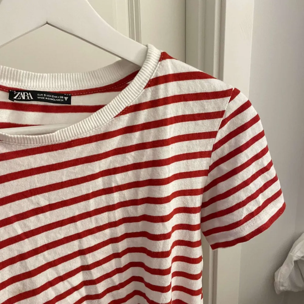 En supersöt tröja köpt ifrån Zara för ca 1 år sedan💕 Kommer inte till användning längre och har tröttnat❤️ skriv för frågor osv🤩. T-shirts.