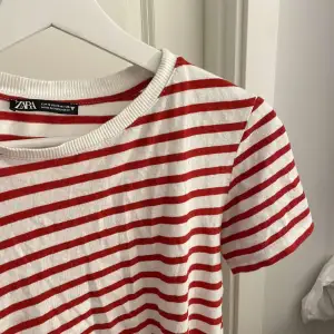 En supersöt tröja köpt ifrån Zara för ca 1 år sedan💕 Kommer inte till användning längre och har tröttnat❤️ skriv för frågor osv🤩