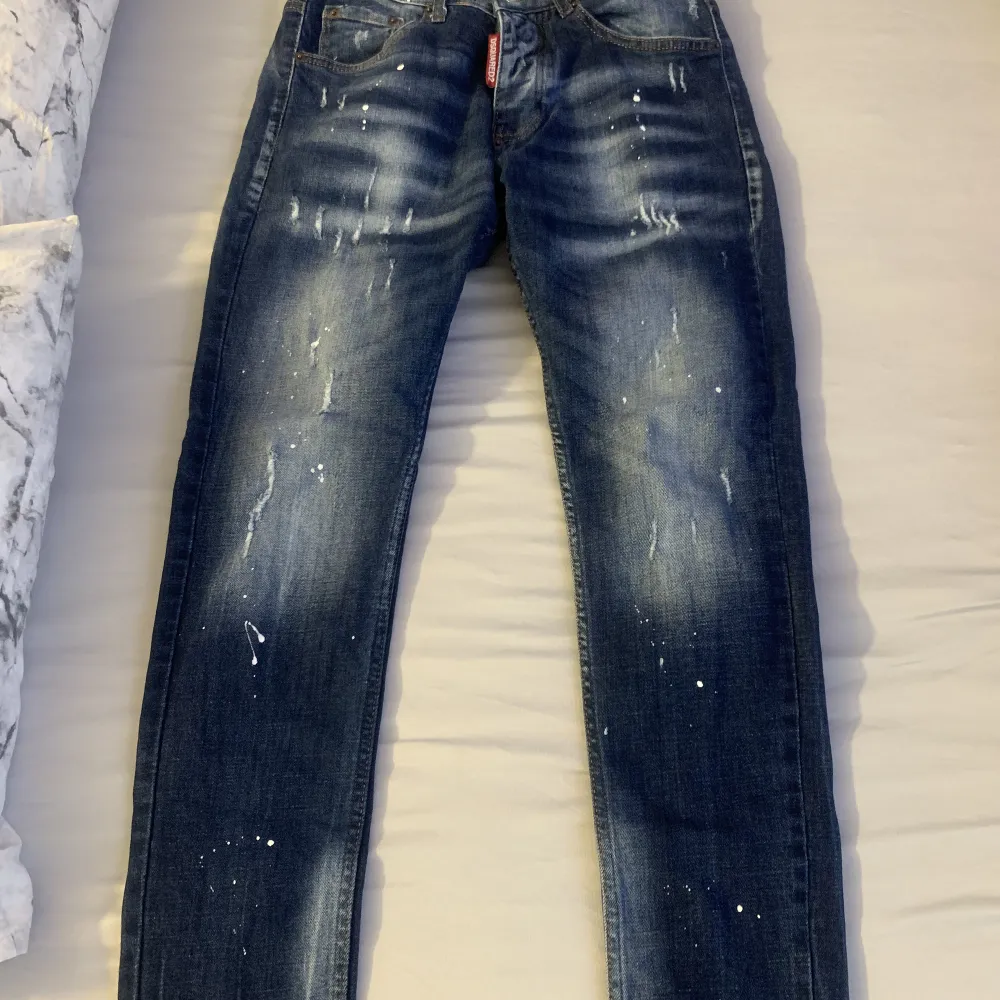 Säljer mina dsquared2 byxor i storlek 42. Inget fel med dom eller något helt nya i skicket.. Jeans & Byxor.