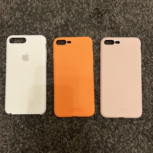 iPhone 8 Plus skal  - Det vita från Apple har gått sönder lite i kanten se bild. Säljer för 100kr. Dem andra två från Holdit säljer jag för 50kr