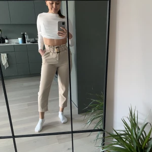 Beigea byxor - Beiga tunna byxor från strandivarius i storlek 32. Har tyvärr vuxit ur dom. Jag är 160 cm lång. 