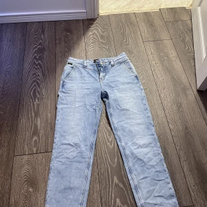 Lee jeans - Hej säljer dom här jättefina Lee jeansen då dom inte passade. Dom passar bra i längden på mig ( är 163). Skulle tro att dom är i storleken S. Skicka Pm om du vill veta mer❤️