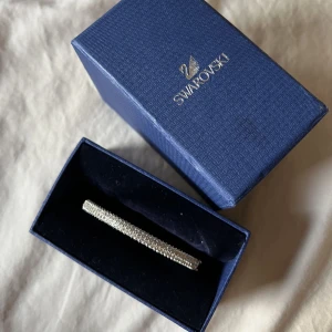 Swarovski armband - Elegant armband från Swarovski i silver. Storlek M.  Köpt för 1200. Säljer för 750kr.  Priset kan diskuteras vid snabbaffär. 