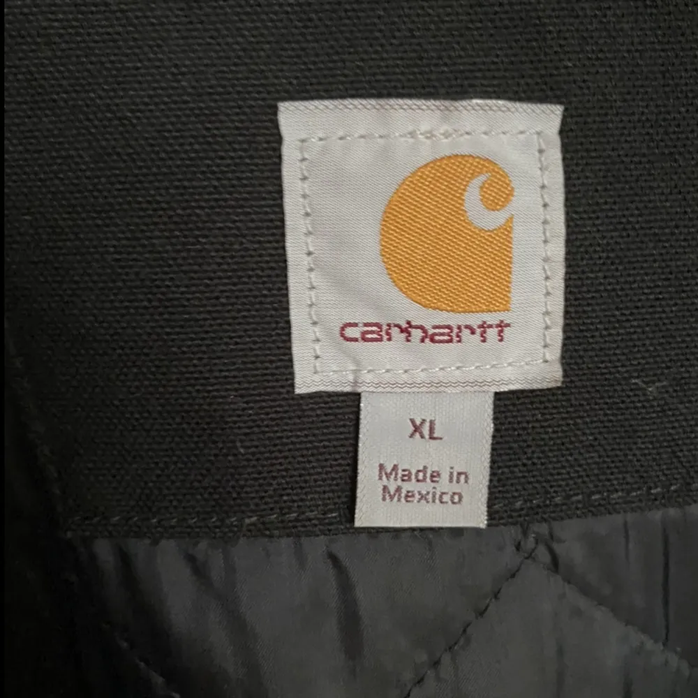 Carhartt active jacket i svart i stolek XL. Inte andvänt den mycket och den är i perfekt skick. Säljs för den inte används längre.. Jackor.