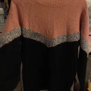 Stickad tröja  - Stickad tröja i rosa, svart och glitter från Lindex. Superfin, använd två gånger och varm i materialet. Storleken är 164/170 men fungerar precis som S/M. 80kr+frakt