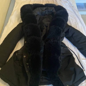 Pälsjacka  - Svart pälsjacka som jag säljer eftersom jag inte använder den längre, sitter väldigt fint och har en bra passform 